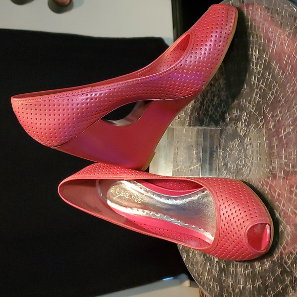 BCBG "Barbie" Pink Perferated Peep Toe Cut Out Wedge size 8.5 ☆LIKE NEW☆ - Picture 1 of 16